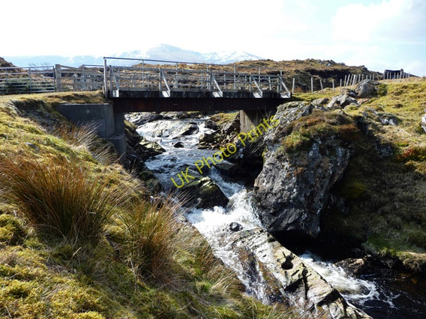 Photo 6"x4" Bridge over the Allt na M\u00c3\u00b2ine M\u00c3\u00b2r C\u00e0rn a' Bhreabadiar\/NH1767 c2009
