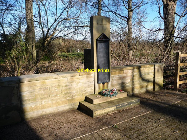 Photo 6"x4" War memorial with wreath and poppies, Stanley Wakefield\/SE3320 c2014