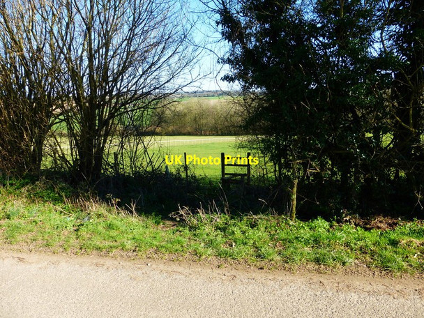 Photo 6"x4" Footpath leaves lane south of Manor House Farm Bishop's Sutton c2014