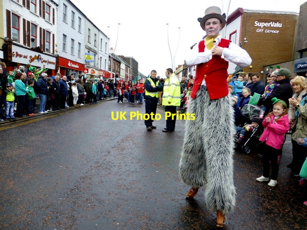 Photo 6"x4" Stilt walker, St Patrick's Day, Omagh 2014 Omagh c2014