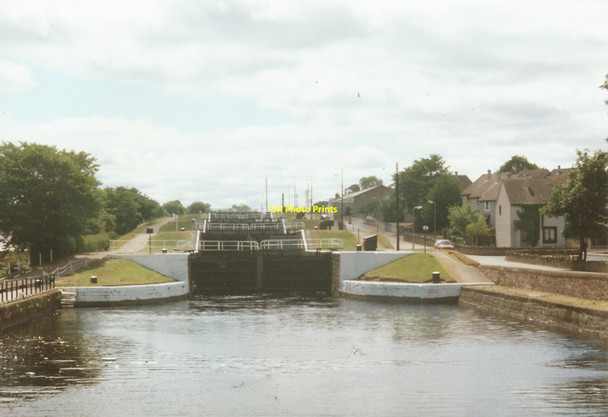 Photo 6"x4" Muirtown locks Inverness c1995