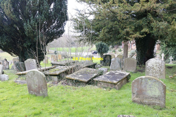 Photo 6"x4" Graves by the Yew Tree Ardington c2014