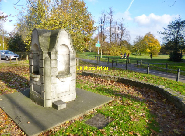 Photo 6"x4" Upper Tooting, fountain Streatham c2013