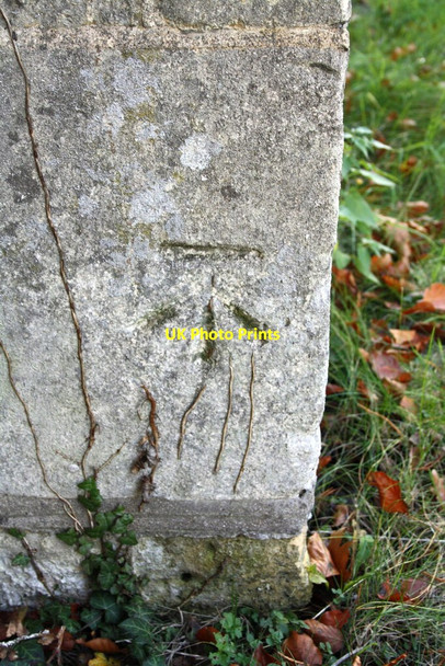 Photo 6"x4" Benchmark on lodge, Warneford Lane Oxford\/SP5106 c2013