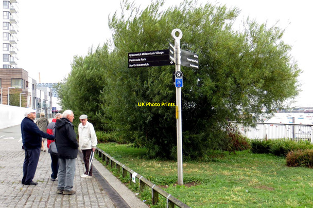 Photo 6"x4" A signpost by the Thames Path Greenwich\/TQ3977 c2013