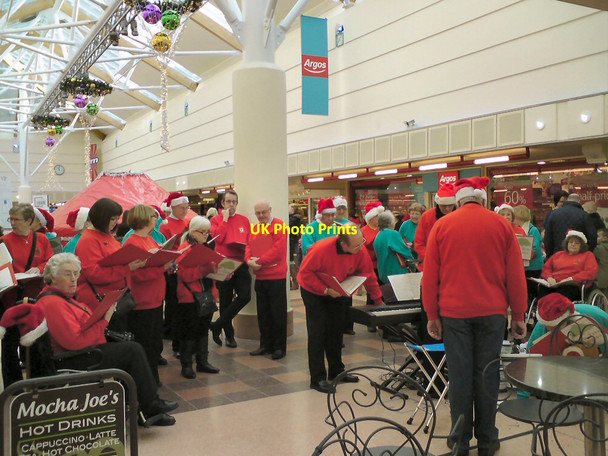 Photo 6"x4" Yew Tree Singers in Clarendon Mall Hyde\/SJ9494 c2013