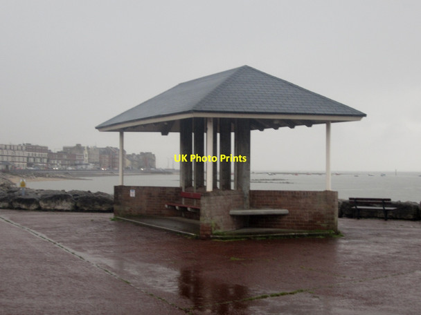 Photo 6"x4" Shelter on Morecambe seafront Morecambe c2013