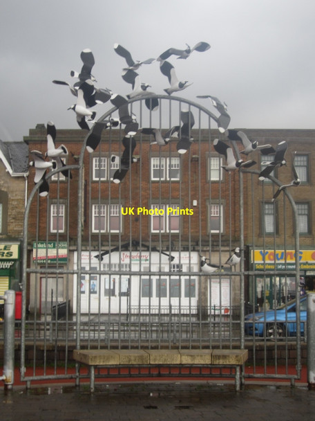 Photo 6"x4" Birds above a bench, Morecambe promenade Morecambe c2013