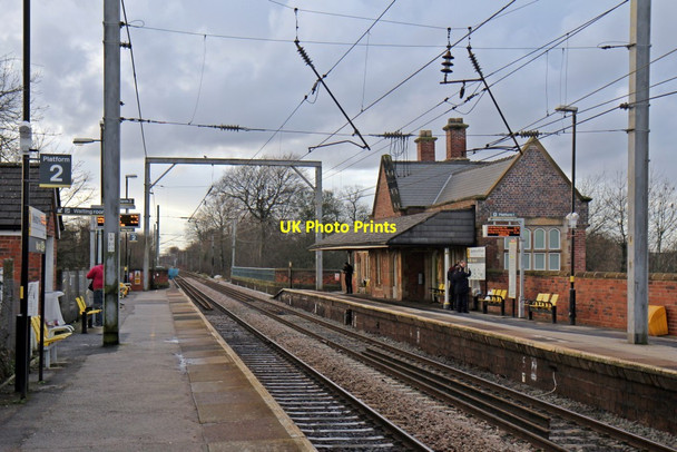 Photo 6"x4" Platforms and booking office, Newton-Le-Willows, railway station Newton-Le-Willows\/SJ5895 c2014