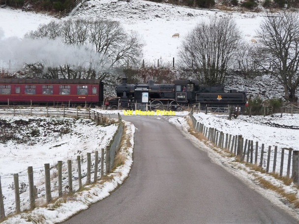 Photo 6"x4" The Santa Express arrives at Broomhill Station Dulnain Bridge c2013