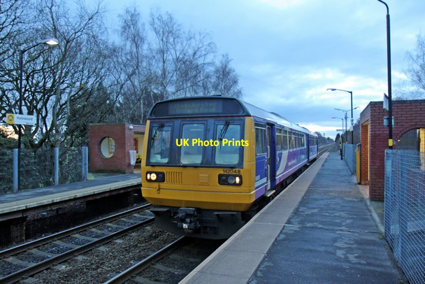 Photo 6"x4" Northern Rail Class 142, 142048, Halewood railway station Halewood c2014