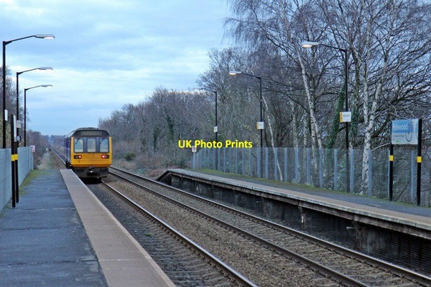 Photo 6"x4" Northern Rail Class 142, 142048, Halewood railway station Halewood c2014