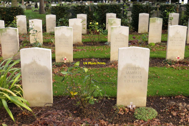 Photo 6"x4" German graves in the Commonwealth War Cemetery Botley\/SP4805 c2013