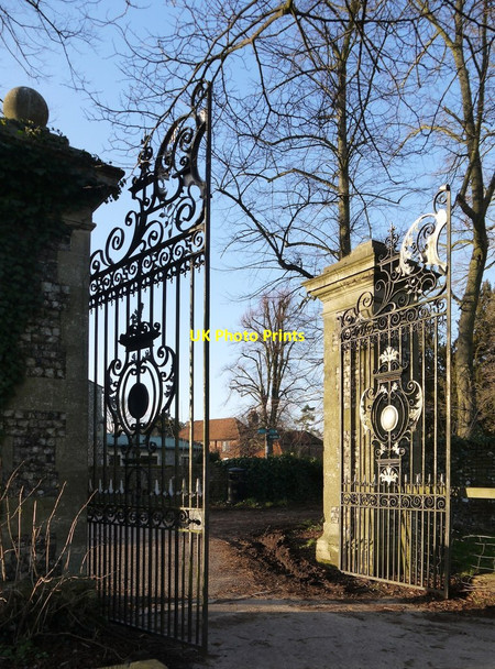Photo 6"x4" Gates at an entrance to Denham Court Denham\/TQ0486 c2014