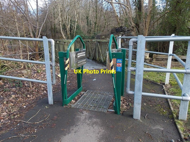 Photo 6"x4" Width barrier, Robertstown, Aberdare Aberdare\/Aberdar c2014