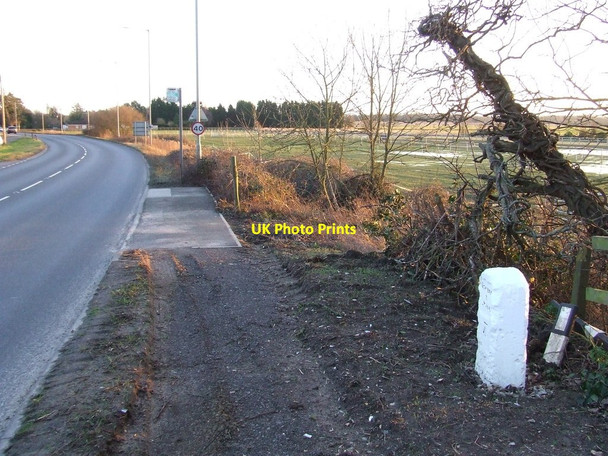 Photo 6"x4" Old Milestone Setchey c2014 P1