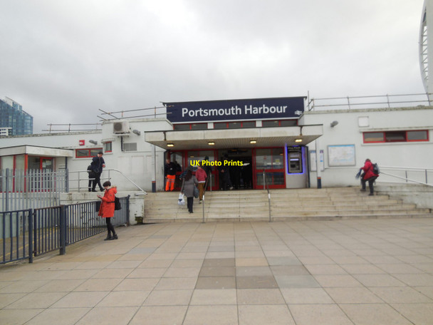 Photo 6"x4" Portsmouth Harbour Station Portsea c2014