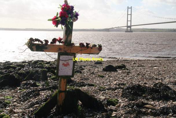 Photo 6"x4" Memorial cross on Hessle Foreshore Hessle\/TA0326 c2014