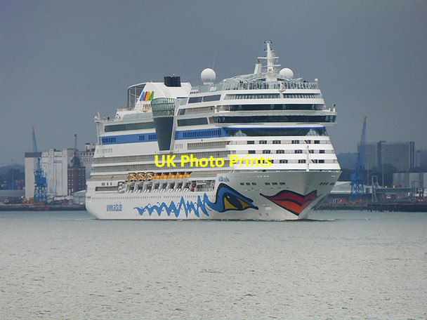 Photo 6"x4" Cruise liner in Southampton Water Hythe\/SU4207 c2014