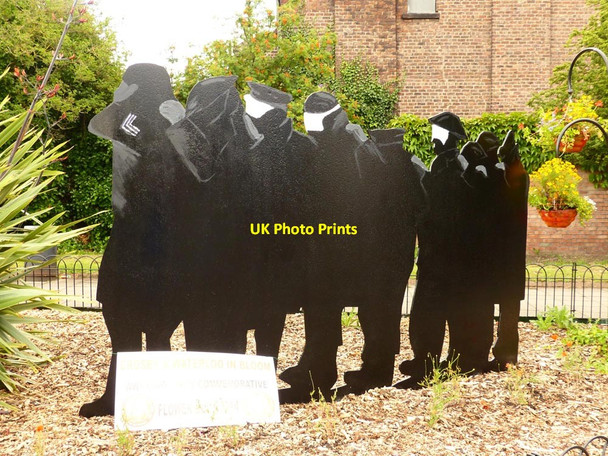 Photo 6"x4" Sculpture commemorating WW1 centenary Crosby\/SJ3198 c2014 P1