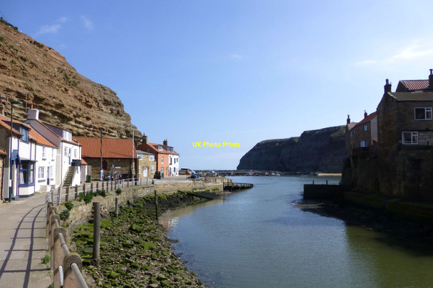 Photo 6"x4" Staithes Beck runs into Staithes Harbour Staithes c2015