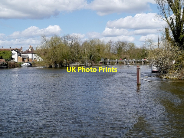 Photo 6"x4" River Thames, Looking towards the Weir at Windsor Eton c2015
