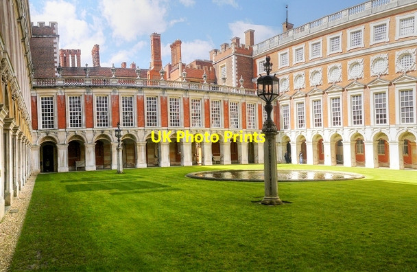 Photo 6"x4" Hampton Court Palace, The Fountain Court and State Rooms Surbiton c2015