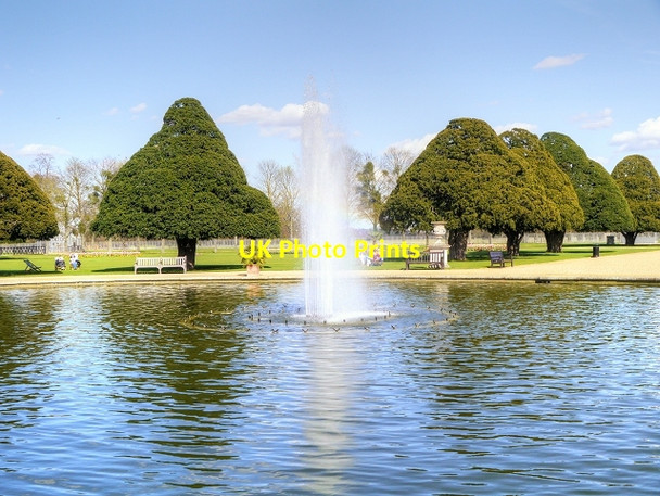 Photo 6"x4" Hampton Court Palace, East Front Fountain Surbiton c2015