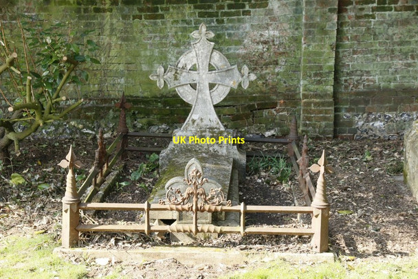 Photo 6"x4" Fenced off Grave Easton\/SU5132 c2015