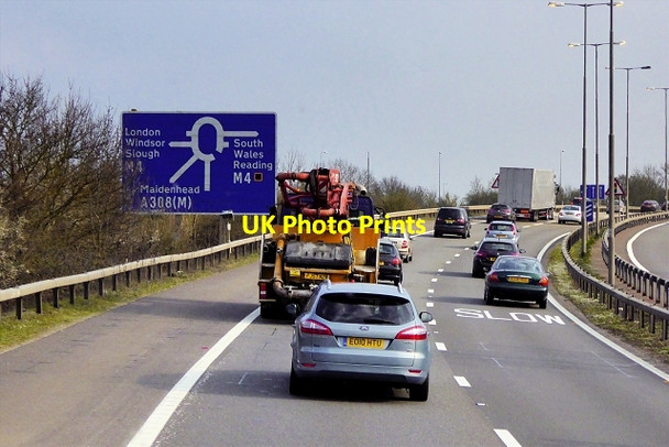 Photo 6"x4" A404(M) Approaching Holyport Junction Stud Green\/SU8877 c2015