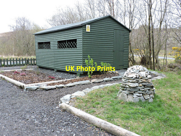 Photo 6"x4" Shed and cairn at Peaton Hill Ardpeaton c2015