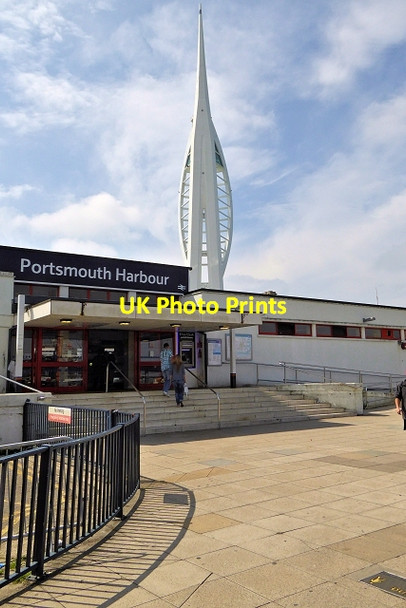 Photo 6"x4" Portsmouth Harbour Railway Station Portsea c2014