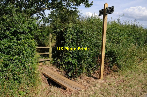 Photo 6"x4" New footpath sign and footbridge Kinnersley\/SO8743 c2014