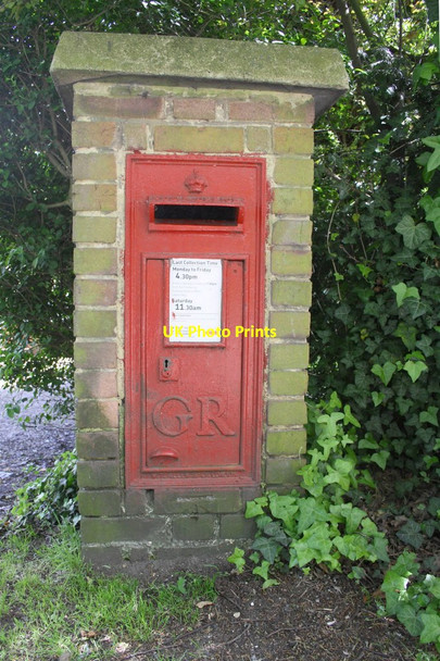 Photo 6"x4" GR letter box pillar with benchmark, Shinfield Road Shinfield c2014