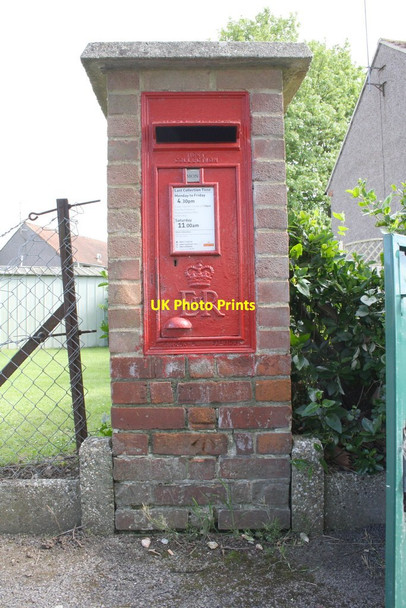 Photo 6"x4" Pillar letter box with benchmark, Linden Road Whitley Wood\/SU7269 c2014