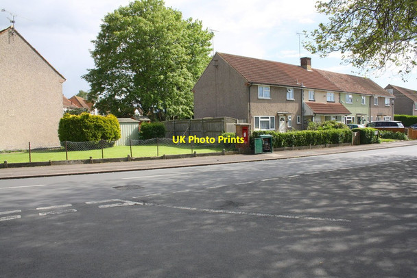 Photo 6"x4" Linden Road houses and pillar letter box from Hazel Crescent Whitley Wood\/SU7269 c2014