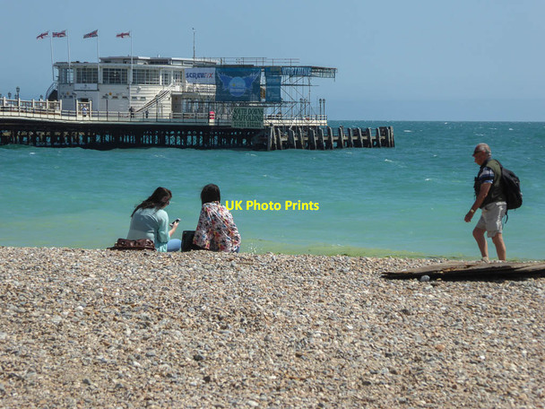 Photo 6"x4" Enjoying the Sun, Worthing Beach, Sussex Worthing\/TQ1303 c2014