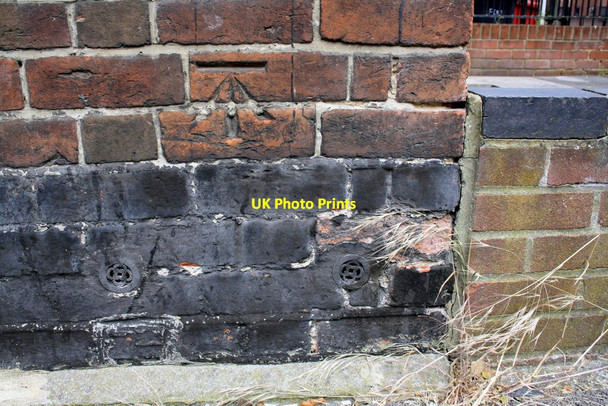Photo 6"x4" Benchmark on #2 Baker Street Reading c2014