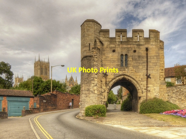 Photo 6"x4" The Pottergate Arch and Lincoln Cathedral Lincoln c2014