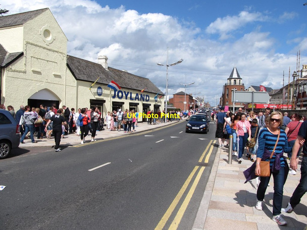 Photo 6"x4" Crowded Main Street at Newcastle Newcastle\/J3732 c2014