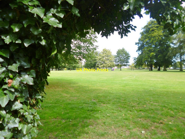 Photo 6"x4" Cowley Recreation Ground Uxbridge c2014