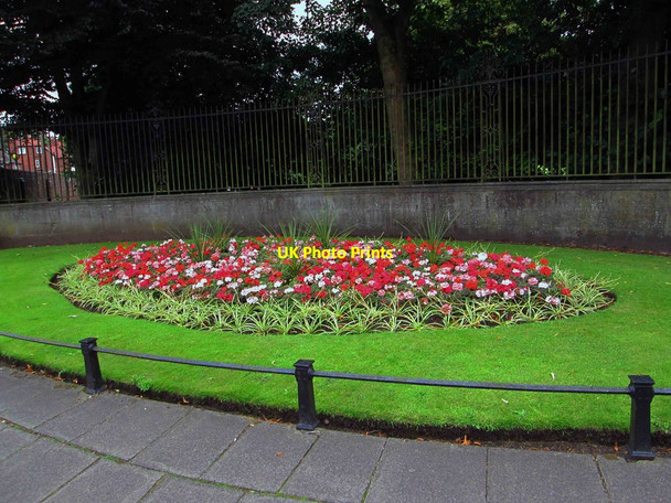 Photo 6"x4" Flowerbed outside Mary Stevens Park, Stourbridge Stourbridge c2014
