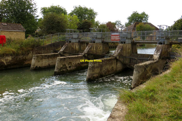 Photo 6"x4" A weir on the River Thames Lechlade on Thames c2014