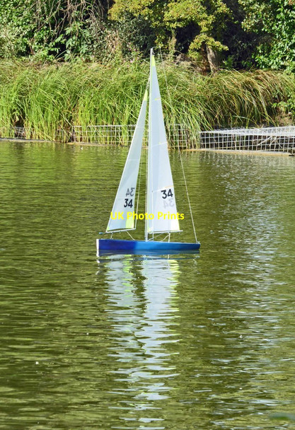 Photo 6"x4" Model yacht on the lake Cleethorpes Cleethorpes c2014
