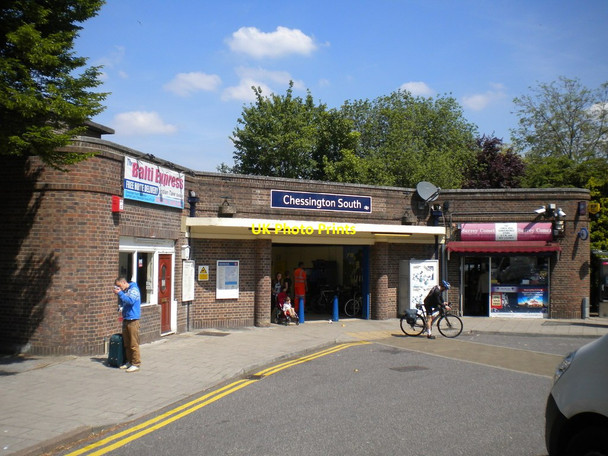 Photo 6"x4" Entrance to Chessington South station Barwell\/TQ1763 c2014