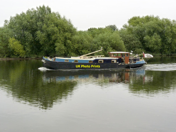 Photo 6"x4" Barging down the River Trent Church Laneham c2014