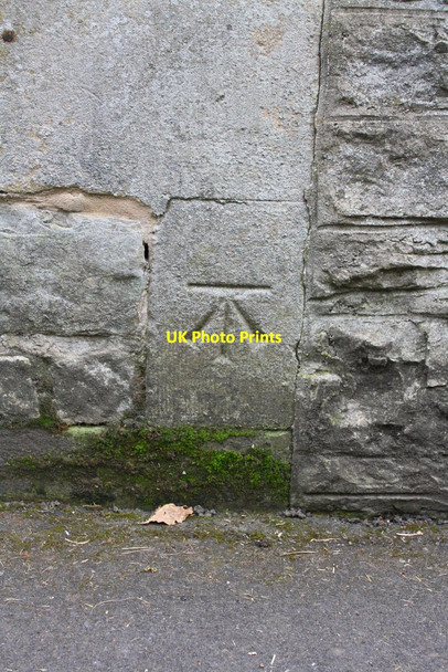 Photo 6"x4" Benchmark on The Black Swan Greenside\/NY7104 c2014