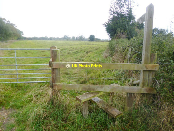 Photo 6"x4" Breamore, stile & signpost Woodgreen\/SU1717 c2014