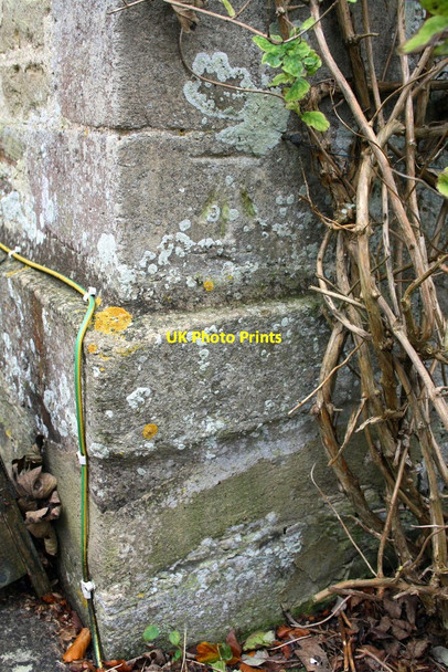 Photo 6"x4" Benchmark on 'Ladder Cottage' Woodstock\/SP4416 c2014