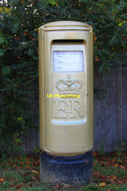 Photo 6"x4" Stoke Mandeville gold postbox Aylesbury c2014